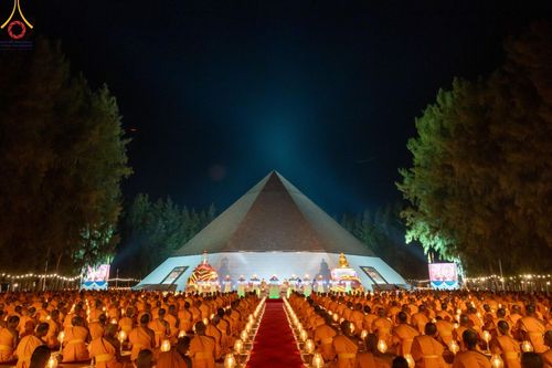 ภาพ No.191328:พิธีจุดประทีปถวายเป็นพุทธบูชา และบูชาธรรมมหาปูชนียาจารย์ ณ อนุสรณ์สถานมหาวิหารพระมงคลเทพมุนี (โลตัสแลนด์) อ.สองพี่น้อง จ.สุพรรณบุรี ในโครงการธรรมยาตรา กตัญญูบูชา มหาปูชนียาจารย์ พระมงคลเทพมุนี(สด จนฺทสโร) พระผู้ปราบมาร อนุสรณ์สถาน 7 แห่ง ปีที่ 13