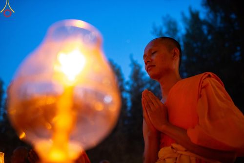 ภาพ No.191330:พิธีจุดประทีปถวายเป็นพุทธบูชา และบูชาธรรมมหาปูชนียาจารย์ ณ อนุสรณ์สถานมหาวิหารพระมงคลเทพมุนี (โลตัสแลนด์) อ.สองพี่น้อง จ.สุพรรณบุรี ในโครงการธรรมยาตรา กตัญญูบูชา มหาปูชนียาจารย์ พระมงคลเทพมุนี(สด จนฺทสโร) พระผู้ปราบมาร อนุสรณ์สถาน 7 แห่ง ปีที่ 13