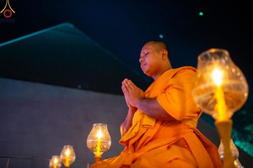 ภาพ No.191332:พิธีจุดประทีปถวายเป็นพุทธบูชา และบูชาธรรมมหาปูชนียาจารย์ ณ อนุสรณ์สถานมหาวิหารพระมงคลเทพมุนี (โลตัสแลนด์) อ.สองพี่น้อง จ.สุพรรณบุรี ในโครงการธรรมยาตรา กตัญญูบูชา มหาปูชนียาจารย์ พระมงคลเทพมุนี(สด จนฺทสโร) พระผู้ปราบมาร อนุสรณ์สถาน 7 แห่ง ปีที่ 13