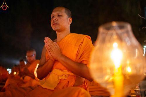 ภาพ No.191333:พิธีจุดประทีปถวายเป็นพุทธบูชา และบูชาธรรมมหาปูชนียาจารย์ ณ อนุสรณ์สถานมหาวิหารพระมงคลเทพมุนี (โลตัสแลนด์) อ.สองพี่น้อง จ.สุพรรณบุรี ในโครงการธรรมยาตรา กตัญญูบูชา มหาปูชนียาจารย์ พระมงคลเทพมุนี(สด จนฺทสโร) พระผู้ปราบมาร อนุสรณ์สถาน 7 แห่ง ปีที่ 13