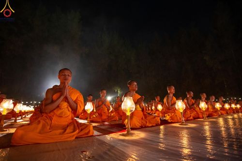 ภาพ No.191334:พิธีจุดประทีปถวายเป็นพุทธบูชา และบูชาธรรมมหาปูชนียาจารย์ ณ อนุสรณ์สถานมหาวิหารพระมงคลเทพมุนี (โลตัสแลนด์) อ.สองพี่น้อง จ.สุพรรณบุรี ในโครงการธรรมยาตรา กตัญญูบูชา มหาปูชนียาจารย์ พระมงคลเทพมุนี(สด จนฺทสโร) พระผู้ปราบมาร อนุสรณ์สถาน 7 แห่ง ปีที่ 13