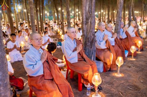 ภาพ No.191335:พิธีจุดประทีปถวายเป็นพุทธบูชา และบูชาธรรมมหาปูชนียาจารย์ ณ อนุสรณ์สถานมหาวิหารพระมงคลเทพมุนี (โลตัสแลนด์) อ.สองพี่น้อง จ.สุพรรณบุรี ในโครงการธรรมยาตรา กตัญญูบูชา มหาปูชนียาจารย์ พระมงคลเทพมุนี(สด จนฺทสโร) พระผู้ปราบมาร อนุสรณ์สถาน 7 แห่ง ปีที่ 13