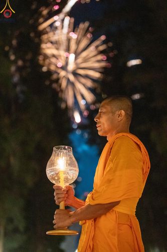 ภาพ No.191337:พิธีจุดประทีปถวายเป็นพุทธบูชา และบูชาธรรมมหาปูชนียาจารย์ ณ อนุสรณ์สถานมหาวิหารพระมงคลเทพมุนี (โลตัสแลนด์) อ.สองพี่น้อง จ.สุพรรณบุรี ในโครงการธรรมยาตรา กตัญญูบูชา มหาปูชนียาจารย์ พระมงคลเทพมุนี(สด จนฺทสโร) พระผู้ปราบมาร อนุสรณ์สถาน 7 แห่ง ปีที่ 13