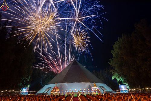 ภาพ No.191341:พิธีจุดประทีปถวายเป็นพุทธบูชา และบูชาธรรมมหาปูชนียาจารย์ ณ อนุสรณ์สถานมหาวิหารพระมงคลเทพมุนี (โลตัสแลนด์) อ.สองพี่น้อง จ.สุพรรณบุรี ในโครงการธรรมยาตรา กตัญญูบูชา มหาปูชนียาจารย์ พระมงคลเทพมุนี(สด จนฺทสโร) พระผู้ปราบมาร อนุสรณ์สถาน 7 แห่ง ปีที่ 13