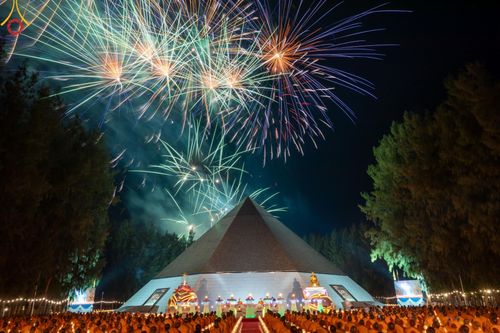ภาพ No.191343:พิธีจุดประทีปถวายเป็นพุทธบูชา และบูชาธรรมมหาปูชนียาจารย์ ณ อนุสรณ์สถานมหาวิหารพระมงคลเทพมุนี (โลตัสแลนด์) อ.สองพี่น้อง จ.สุพรรณบุรี ในโครงการธรรมยาตรา กตัญญูบูชา มหาปูชนียาจารย์ พระมงคลเทพมุนี(สด จนฺทสโร) พระผู้ปราบมาร อนุสรณ์สถาน 7 แห่ง ปีที่ 13