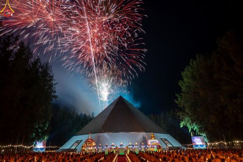 ภาพ No.191344:พิธีจุดประทีปถวายเป็นพุทธบูชา และบูชาธรรมมหาปูชนียาจารย์ ณ อนุสรณ์สถานมหาวิหารพระมงคลเทพมุนี (โลตัสแลนด์) อ.สองพี่น้อง จ.สุพรรณบุรี ในโครงการธรรมยาตรา กตัญญูบูชา มหาปูชนียาจารย์ พระมงคลเทพมุนี(สด จนฺทสโร) พระผู้ปราบมาร อนุสรณ์สถาน 7 แห่ง ปีที่ 13