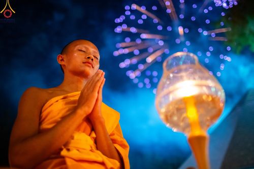 ภาพ No.191348:พิธีจุดประทีปถวายเป็นพุทธบูชา และบูชาธรรมมหาปูชนียาจารย์ ณ อนุสรณ์สถานมหาวิหารพระมงคลเทพมุนี (โลตัสแลนด์) อ.สองพี่น้อง จ.สุพรรณบุรี ในโครงการธรรมยาตรา กตัญญูบูชา มหาปูชนียาจารย์ พระมงคลเทพมุนี(สด จนฺทสโร) พระผู้ปราบมาร อนุสรณ์สถาน 7 แห่ง ปีที่ 13