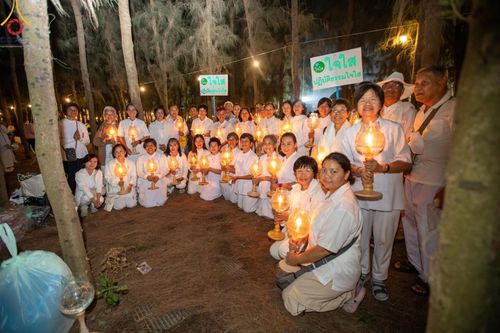 ภาพ No.191350:พิธีจุดประทีปถวายเป็นพุทธบูชา และบูชาธรรมมหาปูชนียาจารย์ ณ อนุสรณ์สถานมหาวิหารพระมงคลเทพมุนี (โลตัสแลนด์) อ.สองพี่น้อง จ.สุพรรณบุรี ในโครงการธรรมยาตรา กตัญญูบูชา มหาปูชนียาจารย์ พระมงคลเทพมุนี(สด จนฺทสโร) พระผู้ปราบมาร อนุสรณ์สถาน 7 แห่ง ปีที่ 13