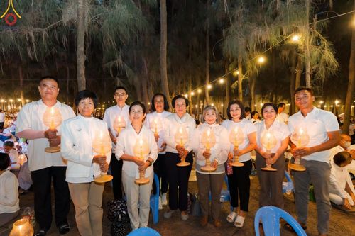 ภาพ No.191352:พิธีจุดประทีปถวายเป็นพุทธบูชา และบูชาธรรมมหาปูชนียาจารย์ ณ อนุสรณ์สถานมหาวิหารพระมงคลเทพมุนี (โลตัสแลนด์) อ.สองพี่น้อง จ.สุพรรณบุรี ในโครงการธรรมยาตรา กตัญญูบูชา มหาปูชนียาจารย์ พระมงคลเทพมุนี(สด จนฺทสโร) พระผู้ปราบมาร อนุสรณ์สถาน 7 แห่ง ปีที่ 13