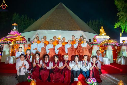 ภาพ No.191353:พิธีจุดประทีปถวายเป็นพุทธบูชา และบูชาธรรมมหาปูชนียาจารย์ ณ อนุสรณ์สถานมหาวิหารพระมงคลเทพมุนี (โลตัสแลนด์) อ.สองพี่น้อง จ.สุพรรณบุรี ในโครงการธรรมยาตรา กตัญญูบูชา มหาปูชนียาจารย์ พระมงคลเทพมุนี(สด จนฺทสโร) พระผู้ปราบมาร อนุสรณ์สถาน 7 แห่ง ปีที่ 13