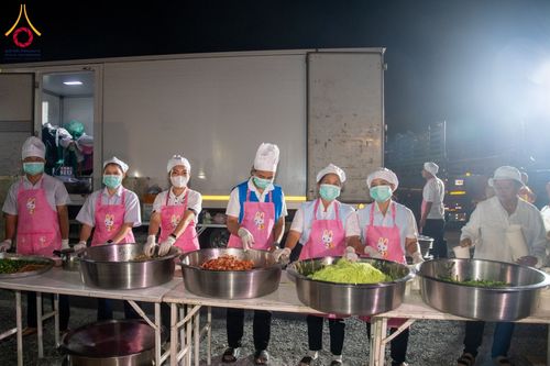 ภาพ No.192860:พิธีถวายภัตตาหารเป็นสังฆทาน แด่พระธรรมยาตรา ณ อนุสรณ์สถานคลองบางนางแท่น อ.สามพราน จ.นครปฐม ในโครงการธรรมยาตรา กตัญญูบูชา มหาปูชนียาจารย์ พระมงคลเทพมุนี(สด จนฺทสโร) พระผู้ปราบมาร อนุสรณ์สถาน 7 แห่ง ปีที่ 13 วันที่ 10 มกราคม พ.ศ. 2568