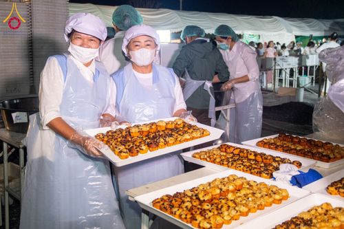 ภาพ No.192861:พิธีถวายภัตตาหารเป็นสังฆทาน แด่พระธรรมยาตรา ณ อนุสรณ์สถานคลองบางนางแท่น อ.สามพราน จ.นครปฐม ในโครงการธรรมยาตรา กตัญญูบูชา มหาปูชนียาจารย์ พระมงคลเทพมุนี(สด จนฺทสโร) พระผู้ปราบมาร อนุสรณ์สถาน 7 แห่ง ปีที่ 13 วันที่ 10 มกราคม พ.ศ. 2568