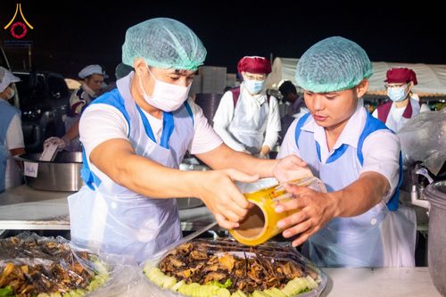 ภาพ No.192865:พิธีถวายภัตตาหารเป็นสังฆทาน แด่พระธรรมยาตรา ณ อนุสรณ์สถานคลองบางนางแท่น อ.สามพราน จ.นครปฐม ในโครงการธรรมยาตรา กตัญญูบูชา มหาปูชนียาจารย์ พระมงคลเทพมุนี(สด จนฺทสโร) พระผู้ปราบมาร อนุสรณ์สถาน 7 แห่ง ปีที่ 13 วันที่ 10 มกราคม พ.ศ. 2568