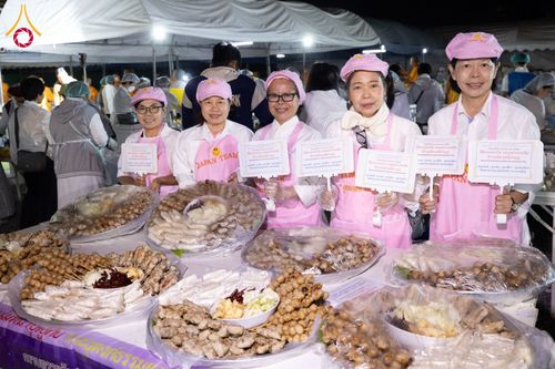 ภาพ No.192866:พิธีถวายภัตตาหารเป็นสังฆทาน แด่พระธรรมยาตรา ณ อนุสรณ์สถานคลองบางนางแท่น อ.สามพราน จ.นครปฐม ในโครงการธรรมยาตรา กตัญญูบูชา มหาปูชนียาจารย์ พระมงคลเทพมุนี(สด จนฺทสโร) พระผู้ปราบมาร อนุสรณ์สถาน 7 แห่ง ปีที่ 13 วันที่ 10 มกราคม พ.ศ. 2568