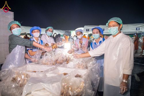 ภาพ No.192872:พิธีถวายภัตตาหารเป็นสังฆทาน แด่พระธรรมยาตรา ณ อนุสรณ์สถานคลองบางนางแท่น อ.สามพราน จ.นครปฐม ในโครงการธรรมยาตรา กตัญญูบูชา มหาปูชนียาจารย์ พระมงคลเทพมุนี(สด จนฺทสโร) พระผู้ปราบมาร อนุสรณ์สถาน 7 แห่ง ปีที่ 13 วันที่ 10 มกราคม พ.ศ. 2568