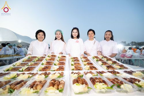 ภาพ No.192891:พิธีถวายภัตตาหารเป็นสังฆทาน แด่พระธรรมยาตรา ณ อนุสรณ์สถานคลองบางนางแท่น อ.สามพราน จ.นครปฐม ในโครงการธรรมยาตรา กตัญญูบูชา มหาปูชนียาจารย์ พระมงคลเทพมุนี(สด จนฺทสโร) พระผู้ปราบมาร อนุสรณ์สถาน 7 แห่ง ปีที่ 13 วันที่ 10 มกราคม พ.ศ. 2568