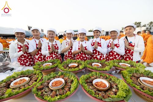 ภาพ No.192904:พิธีถวายภัตตาหารเป็นสังฆทาน แด่พระธรรมยาตรา ณ อนุสรณ์สถานคลองบางนางแท่น อ.สามพราน จ.นครปฐม ในโครงการธรรมยาตรา กตัญญูบูชา มหาปูชนียาจารย์ พระมงคลเทพมุนี(สด จนฺทสโร) พระผู้ปราบมาร อนุสรณ์สถาน 7 แห่ง ปีที่ 13 วันที่ 10 มกราคม พ.ศ. 2568