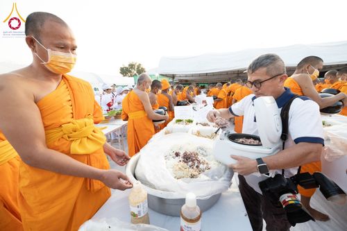 ภาพ No.192906:พิธีถวายภัตตาหารเป็นสังฆทาน แด่พระธรรมยาตรา ณ อนุสรณ์สถานคลองบางนางแท่น อ.สามพราน จ.นครปฐม ในโครงการธรรมยาตรา กตัญญูบูชา มหาปูชนียาจารย์ พระมงคลเทพมุนี(สด จนฺทสโร) พระผู้ปราบมาร อนุสรณ์สถาน 7 แห่ง ปีที่ 13 วันที่ 10 มกราคม พ.ศ. 2568