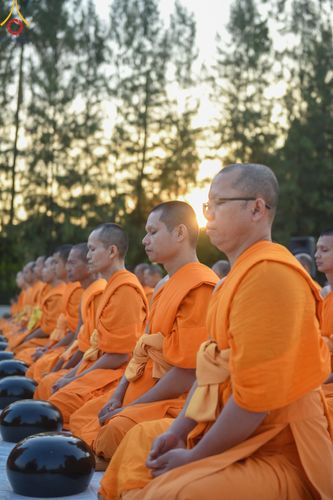 ภาพ No.193103:พิธีตักบาตรพระธรรมยาตรา ณ อนุสรณ์สถานคลองบางนางแท่น อ.สามพราน จ.นครปฐม ในโครงการธรรมยาตรา กตัญญูบูชา มหาปูชนียาจารย์ พระมงคลเทพมุนี(สด จนฺทสโร) พระผู้ปราบมาร อนุสรณ์สถาน 7 แห่ง ปีที่ 13 วันที่ 11 มกราคม พ.ศ.2568