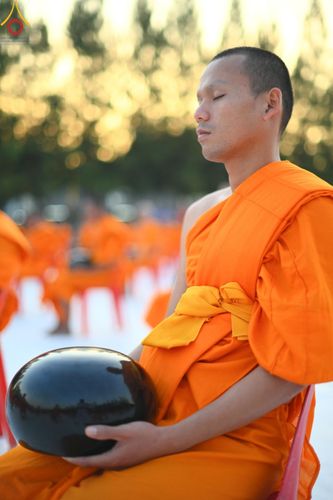 ภาพ No.193105:พิธีตักบาตรพระธรรมยาตรา ณ อนุสรณ์สถานคลองบางนางแท่น อ.สามพราน จ.นครปฐม ในโครงการธรรมยาตรา กตัญญูบูชา มหาปูชนียาจารย์ พระมงคลเทพมุนี(สด จนฺทสโร) พระผู้ปราบมาร อนุสรณ์สถาน 7 แห่ง ปีที่ 13 วันที่ 11 มกราคม พ.ศ.2568