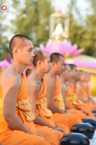 ภาพ No.193108:พิธีตักบาตรพระธรรมยาตรา ณ อนุสรณ์สถานคลองบางนางแท่น อ.สามพราน จ.นครปฐม ในโครงการธรรมยาตรา กตัญญูบูชา มหาปูชนียาจารย์ พระมงคลเทพมุนี(สด จนฺทสโร) พระผู้ปราบมาร อนุสรณ์สถาน 7 แห่ง ปีที่ 13 วันที่ 11 มกราคม พ.ศ.2568