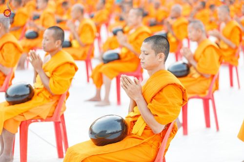 ภาพ No.193117:พิธีตักบาตรพระธรรมยาตรา ณ อนุสรณ์สถานคลองบางนางแท่น อ.สามพราน จ.นครปฐม ในโครงการธรรมยาตรา กตัญญูบูชา มหาปูชนียาจารย์ พระมงคลเทพมุนี(สด จนฺทสโร) พระผู้ปราบมาร อนุสรณ์สถาน 7 แห่ง ปีที่ 13 วันที่ 11 มกราคม พ.ศ.2568