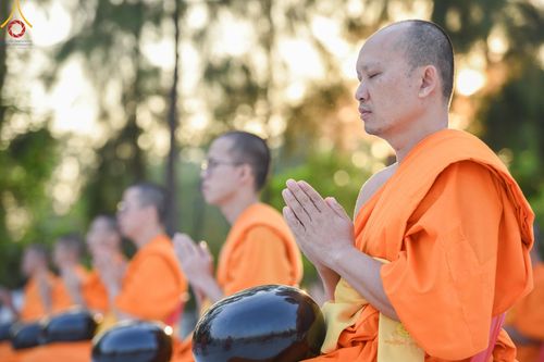 ภาพ No.193119:พิธีตักบาตรพระธรรมยาตรา ณ อนุสรณ์สถานคลองบางนางแท่น อ.สามพราน จ.นครปฐม ในโครงการธรรมยาตรา กตัญญูบูชา มหาปูชนียาจารย์ พระมงคลเทพมุนี(สด จนฺทสโร) พระผู้ปราบมาร อนุสรณ์สถาน 7 แห่ง ปีที่ 13 วันที่ 11 มกราคม พ.ศ.2568