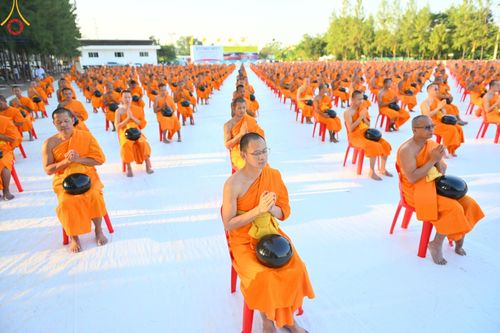 ภาพ No.193118:พิธีตักบาตรพระธรรมยาตรา ณ อนุสรณ์สถานคลองบางนางแท่น อ.สามพราน จ.นครปฐม ในโครงการธรรมยาตรา กตัญญูบูชา มหาปูชนียาจารย์ พระมงคลเทพมุนี(สด จนฺทสโร) พระผู้ปราบมาร อนุสรณ์สถาน 7 แห่ง ปีที่ 13 วันที่ 11 มกราคม พ.ศ.2568
