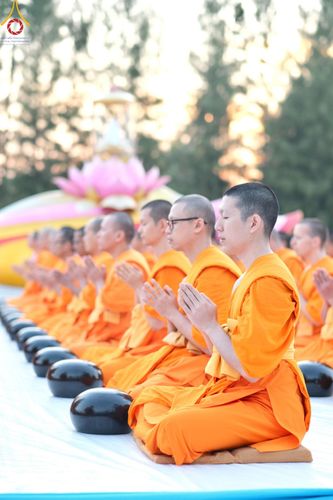 ภาพ No.193120:พิธีตักบาตรพระธรรมยาตรา ณ อนุสรณ์สถานคลองบางนางแท่น อ.สามพราน จ.นครปฐม ในโครงการธรรมยาตรา กตัญญูบูชา มหาปูชนียาจารย์ พระมงคลเทพมุนี(สด จนฺทสโร) พระผู้ปราบมาร อนุสรณ์สถาน 7 แห่ง ปีที่ 13 วันที่ 11 มกราคม พ.ศ.2568