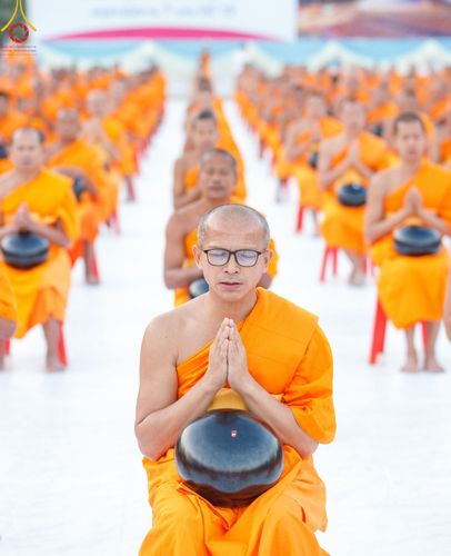 ภาพ No.193122:พิธีตักบาตรพระธรรมยาตรา ณ อนุสรณ์สถานคลองบางนางแท่น อ.สามพราน จ.นครปฐม ในโครงการธรรมยาตรา กตัญญูบูชา มหาปูชนียาจารย์ พระมงคลเทพมุนี(สด จนฺทสโร) พระผู้ปราบมาร อนุสรณ์สถาน 7 แห่ง ปีที่ 13 วันที่ 11 มกราคม พ.ศ.2568