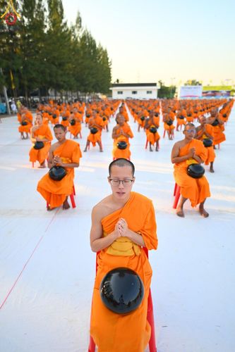 ภาพ No.193123:พิธีตักบาตรพระธรรมยาตรา ณ อนุสรณ์สถานคลองบางนางแท่น อ.สามพราน จ.นครปฐม ในโครงการธรรมยาตรา กตัญญูบูชา มหาปูชนียาจารย์ พระมงคลเทพมุนี(สด จนฺทสโร) พระผู้ปราบมาร อนุสรณ์สถาน 7 แห่ง ปีที่ 13 วันที่ 11 มกราคม พ.ศ.2568