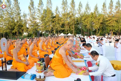 ภาพ No.193134:พิธีตักบาตรพระธรรมยาตรา ณ อนุสรณ์สถานคลองบางนางแท่น อ.สามพราน จ.นครปฐม ในโครงการธรรมยาตรา กตัญญูบูชา มหาปูชนียาจารย์ พระมงคลเทพมุนี(สด จนฺทสโร) พระผู้ปราบมาร อนุสรณ์สถาน 7 แห่ง ปีที่ 13 วันที่ 11 มกราคม พ.ศ.2568