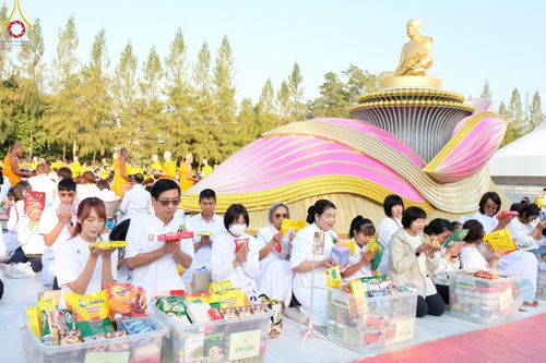 ภาพ No.193138:พิธีตักบาตรพระธรรมยาตรา ณ อนุสรณ์สถานคลองบางนางแท่น อ.สามพราน จ.นครปฐม ในโครงการธรรมยาตรา กตัญญูบูชา มหาปูชนียาจารย์ พระมงคลเทพมุนี(สด จนฺทสโร) พระผู้ปราบมาร อนุสรณ์สถาน 7 แห่ง ปีที่ 13 วันที่ 11 มกราคม พ.ศ.2568