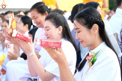 ภาพ No.193145:พิธีตักบาตรพระธรรมยาตรา ณ อนุสรณ์สถานคลองบางนางแท่น อ.สามพราน จ.นครปฐม ในโครงการธรรมยาตรา กตัญญูบูชา มหาปูชนียาจารย์ พระมงคลเทพมุนี(สด จนฺทสโร) พระผู้ปราบมาร อนุสรณ์สถาน 7 แห่ง ปีที่ 13 วันที่ 11 มกราคม พ.ศ.2568
