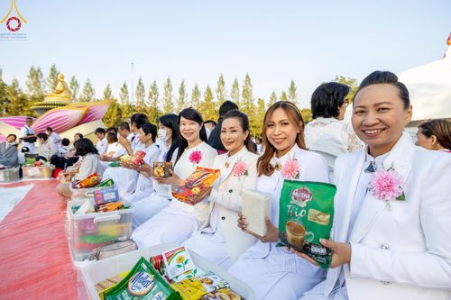 ภาพ No.193148:พิธีตักบาตรพระธรรมยาตรา ณ อนุสรณ์สถานคลองบางนางแท่น อ.สามพราน จ.นครปฐม ในโครงการธรรมยาตรา กตัญญูบูชา มหาปูชนียาจารย์ พระมงคลเทพมุนี(สด จนฺทสโร) พระผู้ปราบมาร อนุสรณ์สถาน 7 แห่ง ปีที่ 13 วันที่ 11 มกราคม พ.ศ.2568