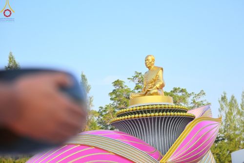 ภาพ No.193150:พิธีตักบาตรพระธรรมยาตรา ณ อนุสรณ์สถานคลองบางนางแท่น อ.สามพราน จ.นครปฐม ในโครงการธรรมยาตรา กตัญญูบูชา มหาปูชนียาจารย์ พระมงคลเทพมุนี(สด จนฺทสโร) พระผู้ปราบมาร อนุสรณ์สถาน 7 แห่ง ปีที่ 13 วันที่ 11 มกราคม พ.ศ.2568