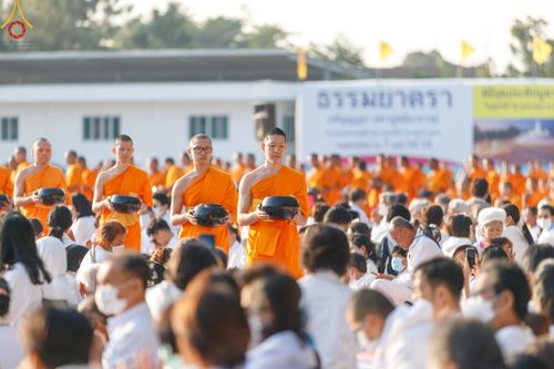 ภาพ No.193151:พิธีตักบาตรพระธรรมยาตรา ณ อนุสรณ์สถานคลองบางนางแท่น อ.สามพราน จ.นครปฐม ในโครงการธรรมยาตรา กตัญญูบูชา มหาปูชนียาจารย์ พระมงคลเทพมุนี(สด จนฺทสโร) พระผู้ปราบมาร อนุสรณ์สถาน 7 แห่ง ปีที่ 13 วันที่ 11 มกราคม พ.ศ.2568