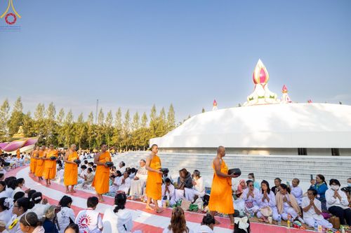 ภาพ No.193153:พิธีตักบาตรพระธรรมยาตรา ณ อนุสรณ์สถานคลองบางนางแท่น อ.สามพราน จ.นครปฐม ในโครงการธรรมยาตรา กตัญญูบูชา มหาปูชนียาจารย์ พระมงคลเทพมุนี(สด จนฺทสโร) พระผู้ปราบมาร อนุสรณ์สถาน 7 แห่ง ปีที่ 13 วันที่ 11 มกราคม พ.ศ.2568