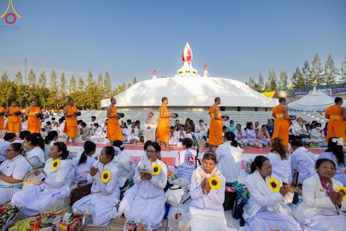 ภาพ No.193155:พิธีตักบาตรพระธรรมยาตรา ณ อนุสรณ์สถานคลองบางนางแท่น อ.สามพราน จ.นครปฐม ในโครงการธรรมยาตรา กตัญญูบูชา มหาปูชนียาจารย์ พระมงคลเทพมุนี(สด จนฺทสโร) พระผู้ปราบมาร อนุสรณ์สถาน 7 แห่ง ปีที่ 13 วันที่ 11 มกราคม พ.ศ.2568