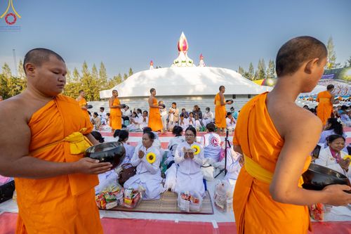 ภาพ No.193157:พิธีตักบาตรพระธรรมยาตรา ณ อนุสรณ์สถานคลองบางนางแท่น อ.สามพราน จ.นครปฐม ในโครงการธรรมยาตรา กตัญญูบูชา มหาปูชนียาจารย์ พระมงคลเทพมุนี(สด จนฺทสโร) พระผู้ปราบมาร อนุสรณ์สถาน 7 แห่ง ปีที่ 13 วันที่ 11 มกราคม พ.ศ.2568