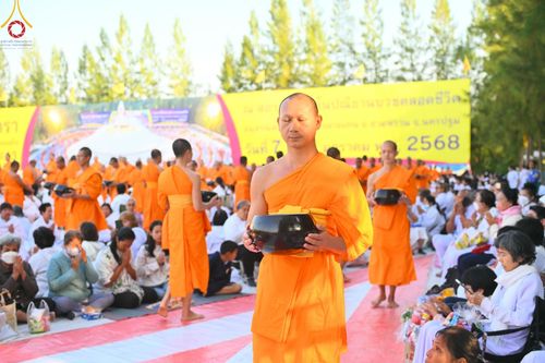 ภาพ No.193156:พิธีตักบาตรพระธรรมยาตรา ณ อนุสรณ์สถานคลองบางนางแท่น อ.สามพราน จ.นครปฐม ในโครงการธรรมยาตรา กตัญญูบูชา มหาปูชนียาจารย์ พระมงคลเทพมุนี(สด จนฺทสโร) พระผู้ปราบมาร อนุสรณ์สถาน 7 แห่ง ปีที่ 13 วันที่ 11 มกราคม พ.ศ.2568