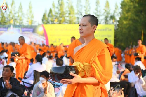 ภาพ No.193160:พิธีตักบาตรพระธรรมยาตรา ณ อนุสรณ์สถานคลองบางนางแท่น อ.สามพราน จ.นครปฐม ในโครงการธรรมยาตรา กตัญญูบูชา มหาปูชนียาจารย์ พระมงคลเทพมุนี(สด จนฺทสโร) พระผู้ปราบมาร อนุสรณ์สถาน 7 แห่ง ปีที่ 13 วันที่ 11 มกราคม พ.ศ.2568