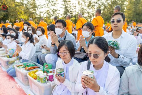 ภาพ No.193161:พิธีตักบาตรพระธรรมยาตรา ณ อนุสรณ์สถานคลองบางนางแท่น อ.สามพราน จ.นครปฐม ในโครงการธรรมยาตรา กตัญญูบูชา มหาปูชนียาจารย์ พระมงคลเทพมุนี(สด จนฺทสโร) พระผู้ปราบมาร อนุสรณ์สถาน 7 แห่ง ปีที่ 13 วันที่ 11 มกราคม พ.ศ.2568
