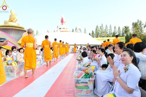 ภาพ No.193165:พิธีตักบาตรพระธรรมยาตรา ณ อนุสรณ์สถานคลองบางนางแท่น อ.สามพราน จ.นครปฐม ในโครงการธรรมยาตรา กตัญญูบูชา มหาปูชนียาจารย์ พระมงคลเทพมุนี(สด จนฺทสโร) พระผู้ปราบมาร อนุสรณ์สถาน 7 แห่ง ปีที่ 13 วันที่ 11 มกราคม พ.ศ.2568