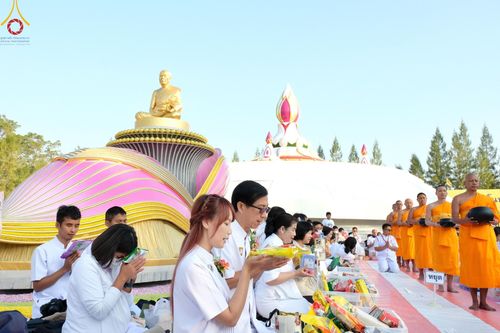 ภาพ No.193164:พิธีตักบาตรพระธรรมยาตรา ณ อนุสรณ์สถานคลองบางนางแท่น อ.สามพราน จ.นครปฐม ในโครงการธรรมยาตรา กตัญญูบูชา มหาปูชนียาจารย์ พระมงคลเทพมุนี(สด จนฺทสโร) พระผู้ปราบมาร อนุสรณ์สถาน 7 แห่ง ปีที่ 13 วันที่ 11 มกราคม พ.ศ.2568