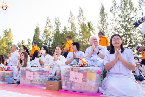 ภาพ No.193167:พิธีตักบาตรพระธรรมยาตรา ณ อนุสรณ์สถานคลองบางนางแท่น อ.สามพราน จ.นครปฐม ในโครงการธรรมยาตรา กตัญญูบูชา มหาปูชนียาจารย์ พระมงคลเทพมุนี(สด จนฺทสโร) พระผู้ปราบมาร อนุสรณ์สถาน 7 แห่ง ปีที่ 13 วันที่ 11 มกราคม พ.ศ.2568