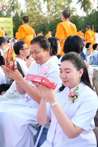 ภาพ No.193169:พิธีตักบาตรพระธรรมยาตรา ณ อนุสรณ์สถานคลองบางนางแท่น อ.สามพราน จ.นครปฐม ในโครงการธรรมยาตรา กตัญญูบูชา มหาปูชนียาจารย์ พระมงคลเทพมุนี(สด จนฺทสโร) พระผู้ปราบมาร อนุสรณ์สถาน 7 แห่ง ปีที่ 13 วันที่ 11 มกราคม พ.ศ.2568
