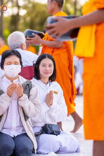 ภาพ No.193170:พิธีตักบาตรพระธรรมยาตรา ณ อนุสรณ์สถานคลองบางนางแท่น อ.สามพราน จ.นครปฐม ในโครงการธรรมยาตรา กตัญญูบูชา มหาปูชนียาจารย์ พระมงคลเทพมุนี(สด จนฺทสโร) พระผู้ปราบมาร อนุสรณ์สถาน 7 แห่ง ปีที่ 13 วันที่ 11 มกราคม พ.ศ.2568