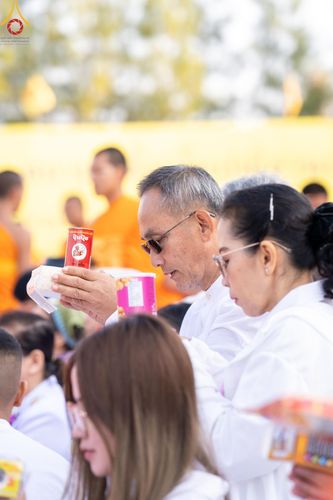 ภาพ No.193174:พิธีตักบาตรพระธรรมยาตรา ณ อนุสรณ์สถานคลองบางนางแท่น อ.สามพราน จ.นครปฐม ในโครงการธรรมยาตรา กตัญญูบูชา มหาปูชนียาจารย์ พระมงคลเทพมุนี(สด จนฺทสโร) พระผู้ปราบมาร อนุสรณ์สถาน 7 แห่ง ปีที่ 13 วันที่ 11 มกราคม พ.ศ.2568