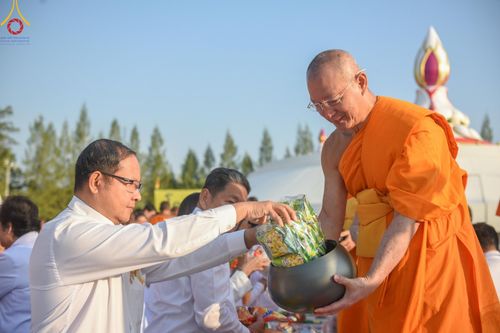 ภาพ No.193176:พิธีตักบาตรพระธรรมยาตรา ณ อนุสรณ์สถานคลองบางนางแท่น อ.สามพราน จ.นครปฐม ในโครงการธรรมยาตรา กตัญญูบูชา มหาปูชนียาจารย์ พระมงคลเทพมุนี(สด จนฺทสโร) พระผู้ปราบมาร อนุสรณ์สถาน 7 แห่ง ปีที่ 13 วันที่ 11 มกราคม พ.ศ.2568